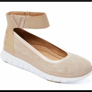 The awesome Vionic pair of shoes!  Only worn once!